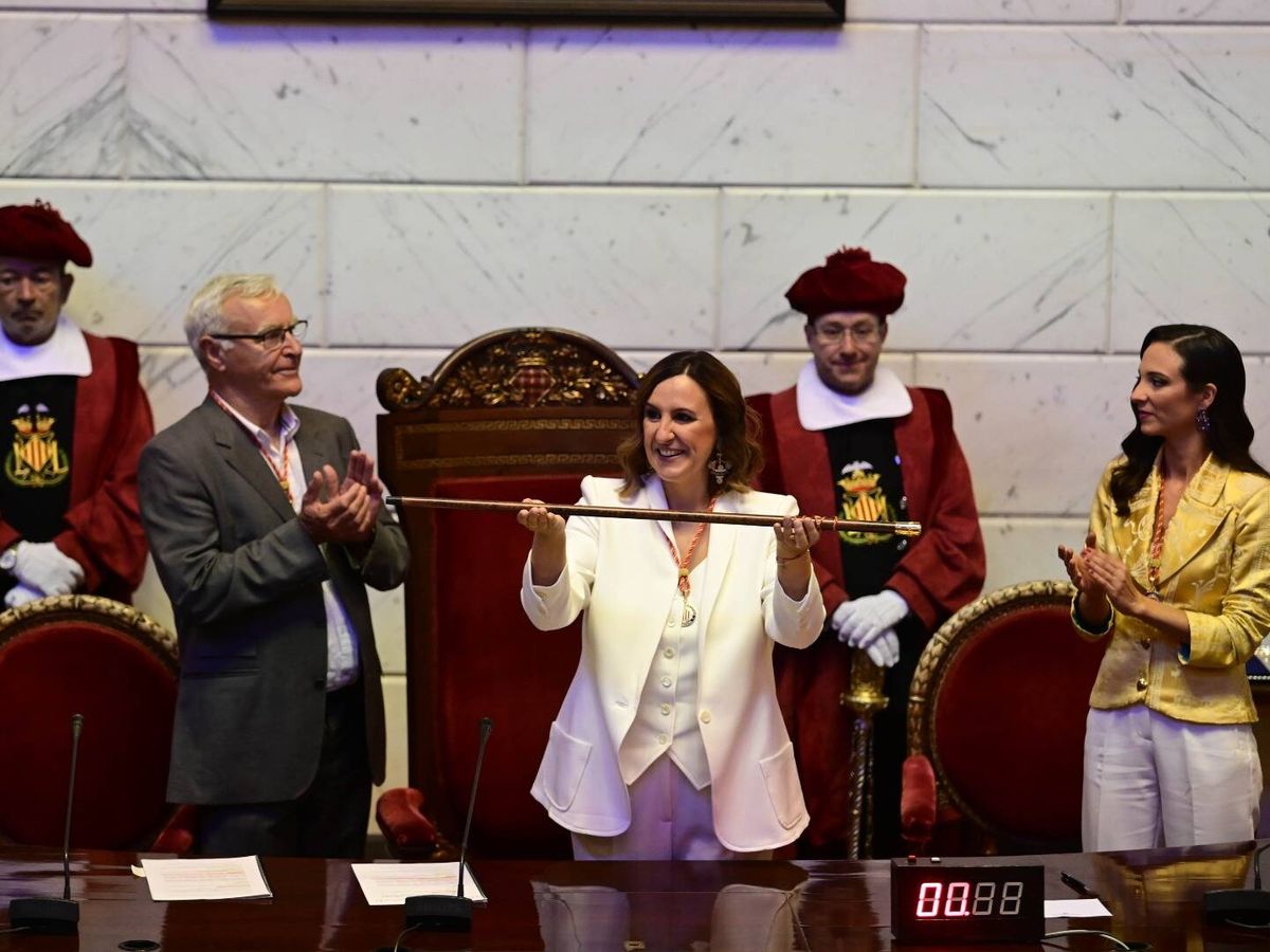 Foto: María José Catalá, con la vara de mando del Ayuntamiento de Valencia. (oficial)