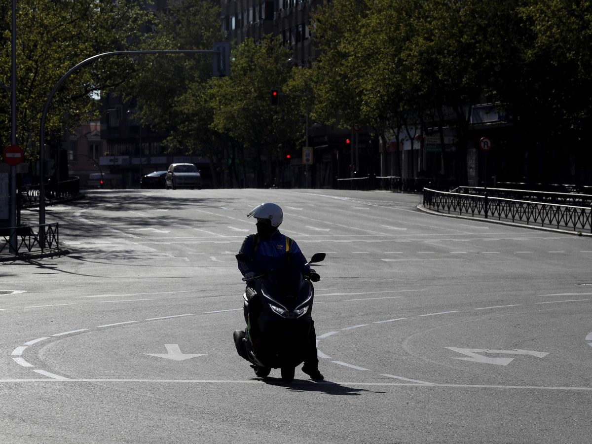 Foto: Un motorista circula por las calles de Madrid. (EFE)