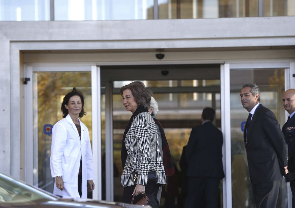 Foto: La Reina en la entrada del Hospital Quirón Madrid