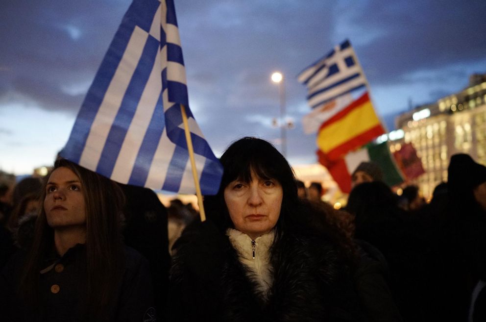 Una mujer sostiene una bandera griega durante la protesta celebrada ante el Parlamento, en Atenas (Reuters).
