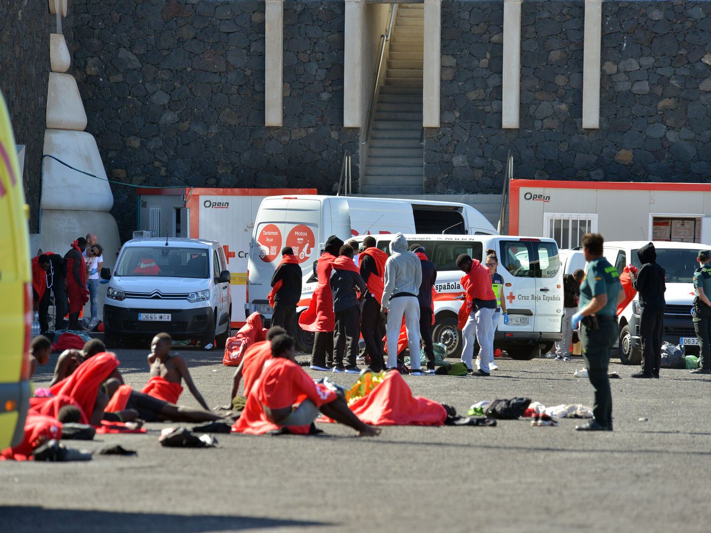 Varios migrantes son atendidos por los servicios de emergencias, en el muelle de La Restinga en El Hierro, Islas Canarias. (Europa Press)