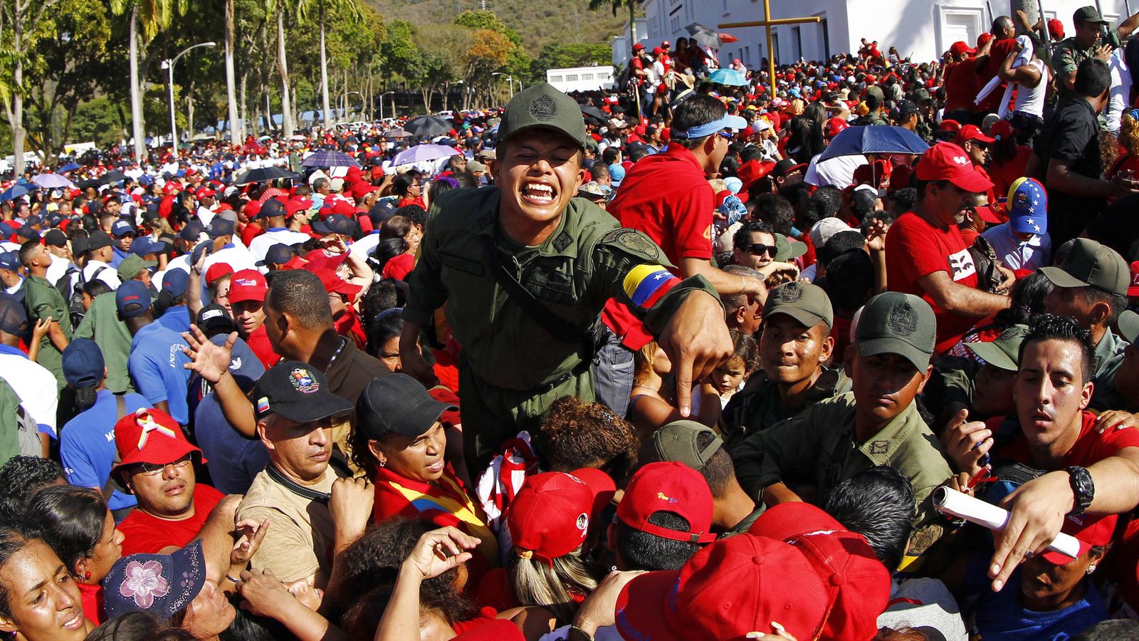Foto: Soldados intentan mantener el orden entre una multitud que aguarda para ver el cadáver de Hugo Chávez, en Caracas, marzo de 2013 (Reuters).