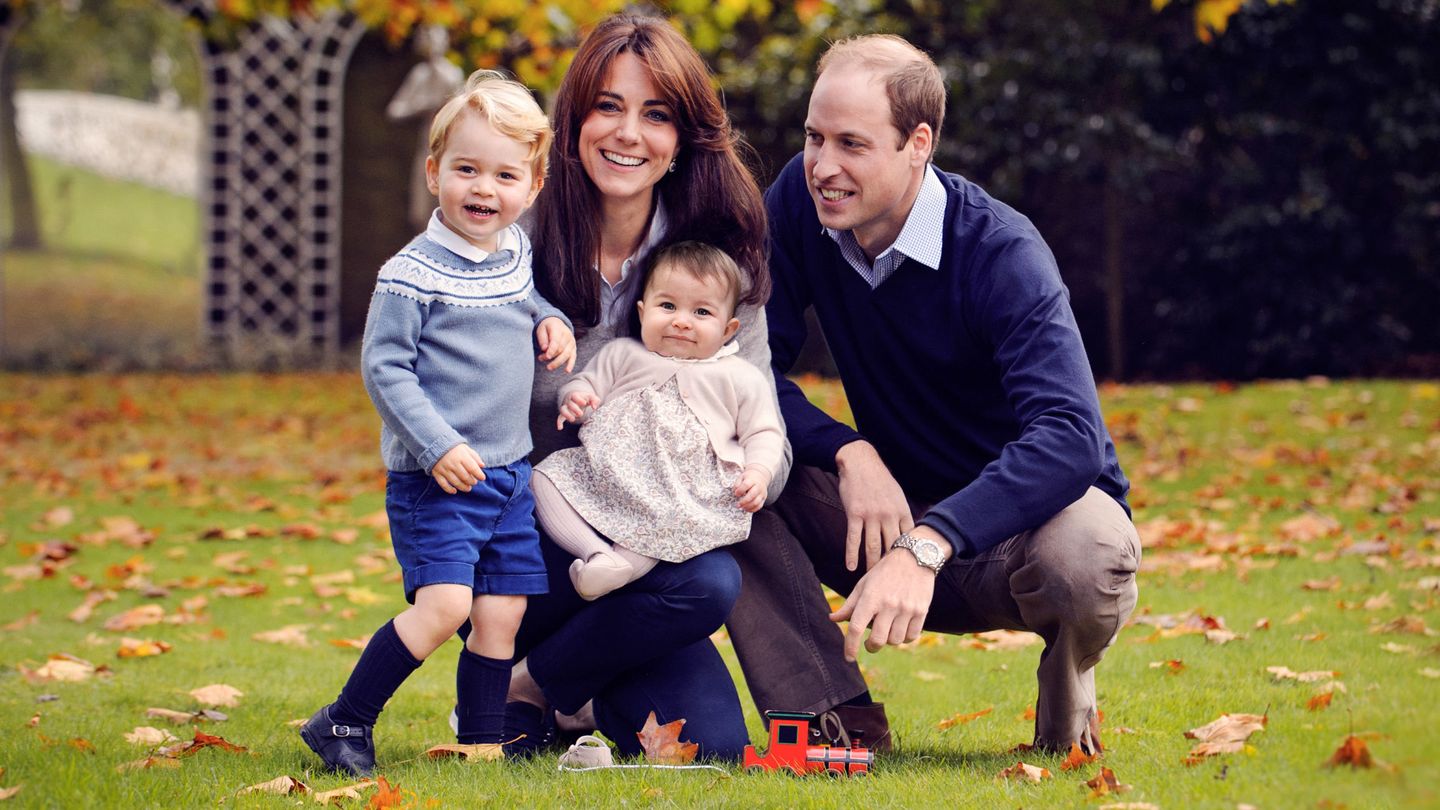 Guillermo y Kate posan con sus hijos en los jardines de Anmer Hall. (Casa Real británica)