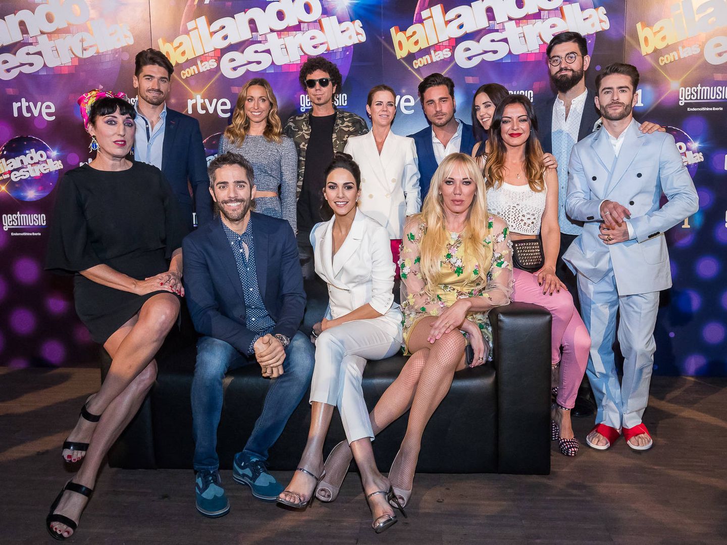 Roberto Leal con los concursantes de 'Bailando con las estrellas'. (RTVE)