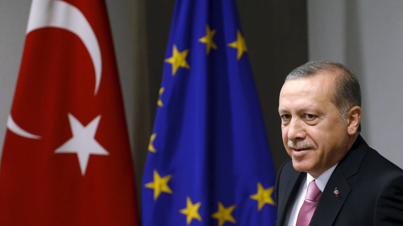 Foto: El presidente turco Recep Tayyip Erdogan espera el inicio de un encuentro del Consejo de Europa en Bruselas, en octubre de 2015 (Reuters)