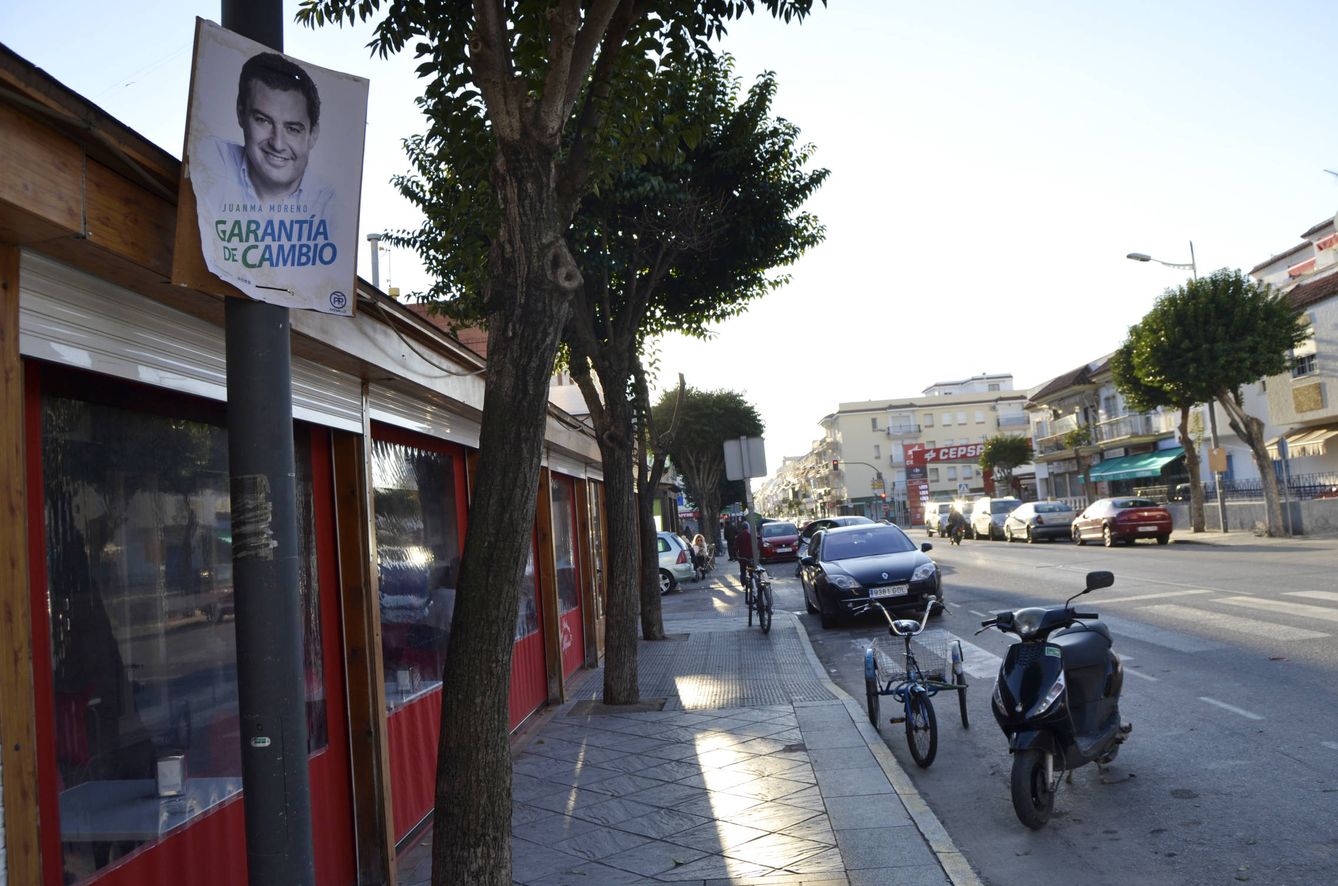Un cartel del Partido Popular aún resiste en Chipiona. (M.Z.)