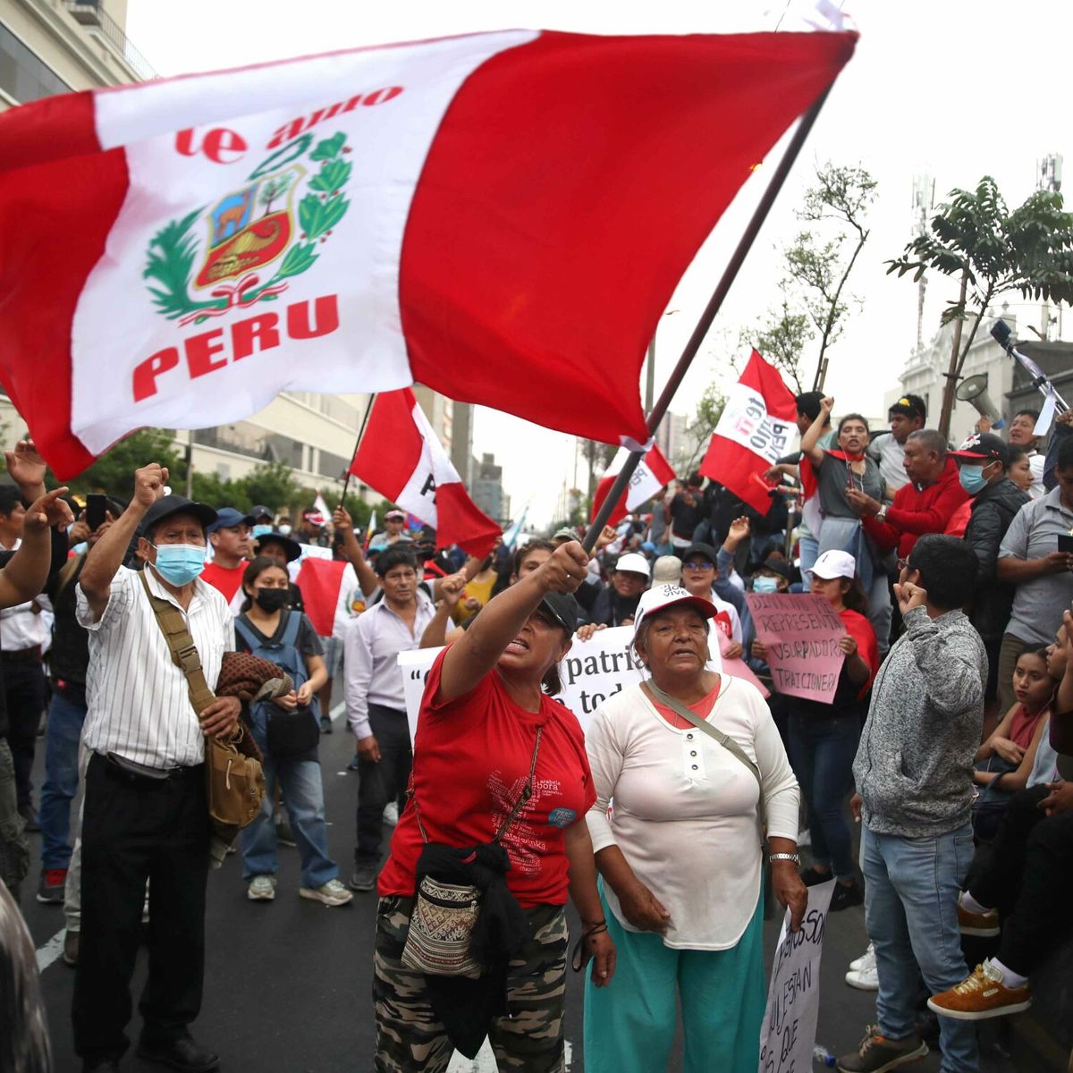 vestir Imaginación Cava Miles de personas toman el aeropuerto de Arequipa y cortan carreteras por  todo Perú