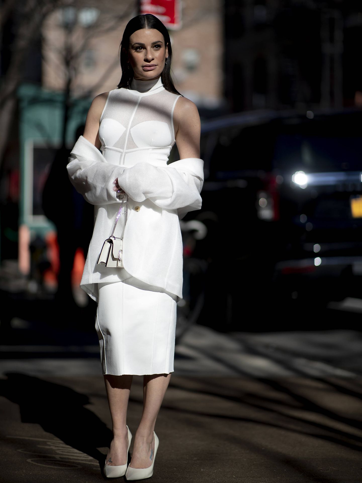 La actriz Lea Michele, con un vestido blanco. (Imaxtree)
