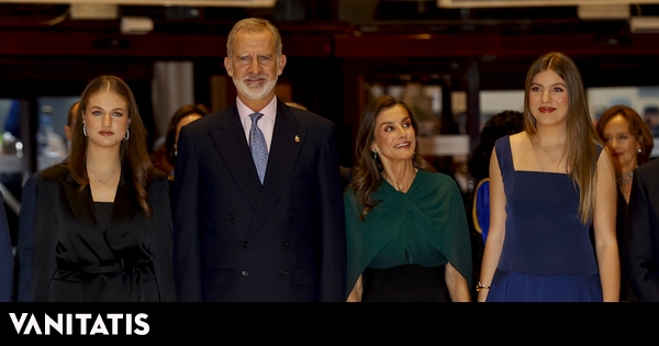 La infanta Sofía deslumbra con un vestido de una de sus firmas favoritas, una joya de Letizia y unos zapatos de tacón sensato en Oviedo