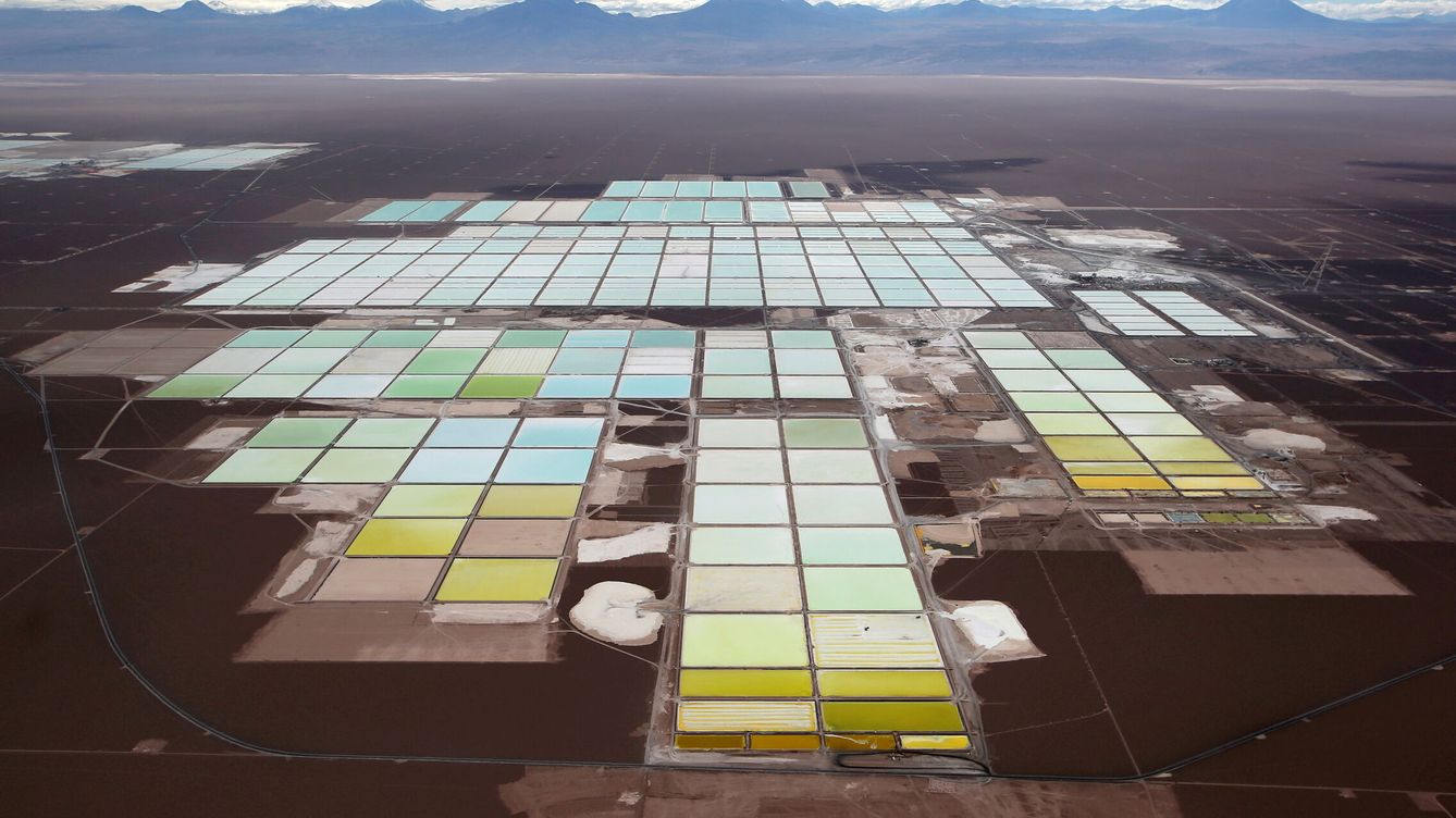Foto: Piscinas para extraer litio en el desierto de Atacama, Chile, uno de los métodos actuales para la extracción del metal. (Reuters/Iván Alvarado)