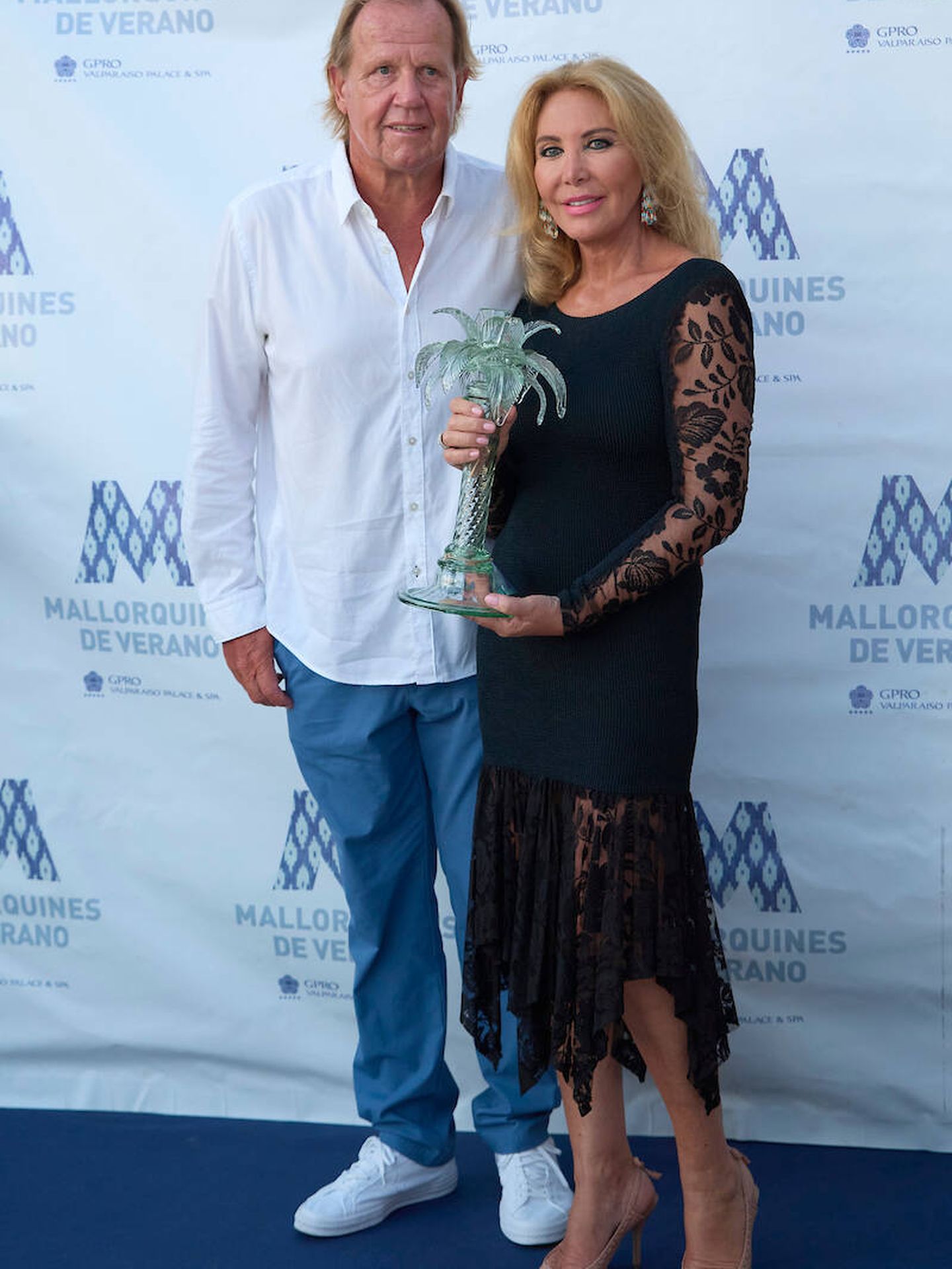 Norma Duval junto a su pareja, Matthias Khün, recibiendo el premio ’ Mallorquín Del Verano' 2021. (Limited Pictures)