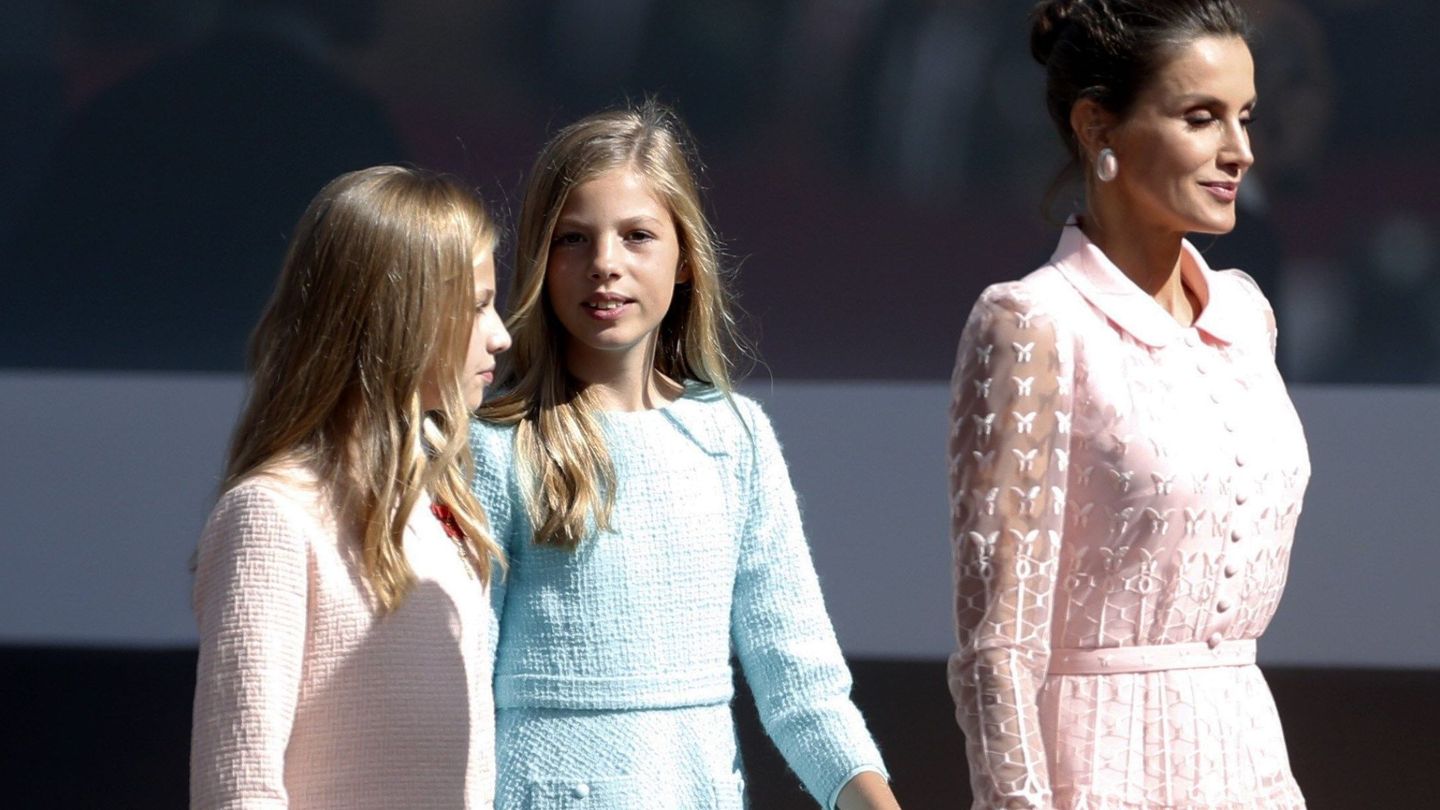 La Infanta, con su madre y su hermana.  (Reuters)