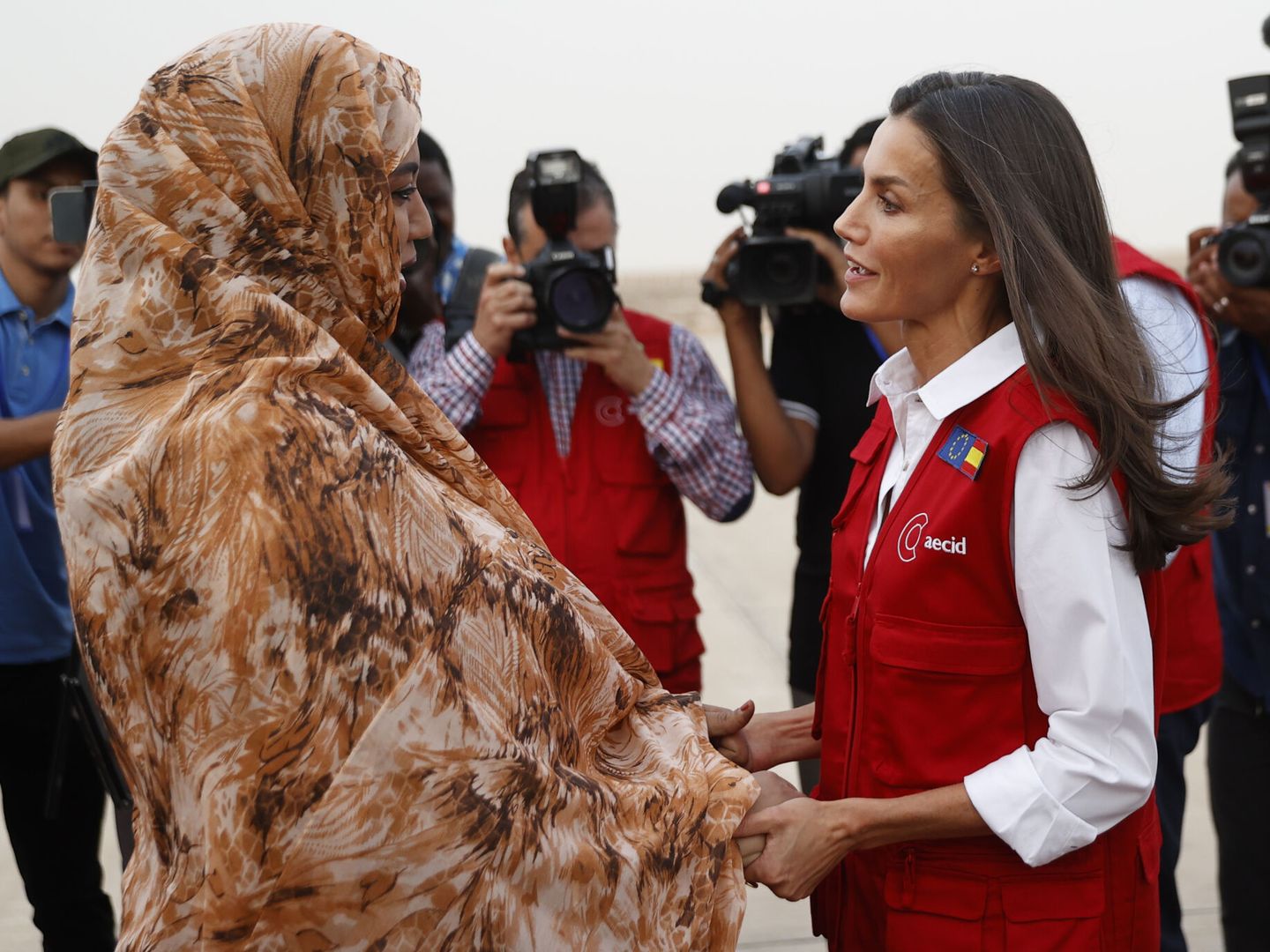 La Reina, con la primera dama de Mauritania. (EFE/Chema Moya)