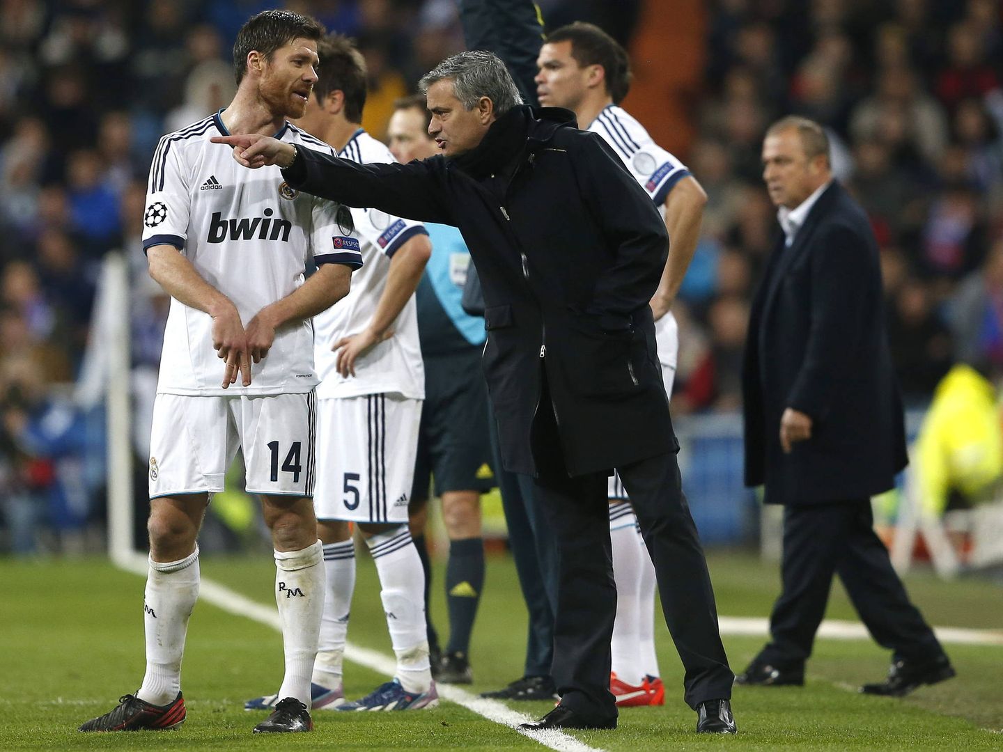 Xabi Alonso habla con Mourinho durante su etapa en el Real Madrid. (EFE)