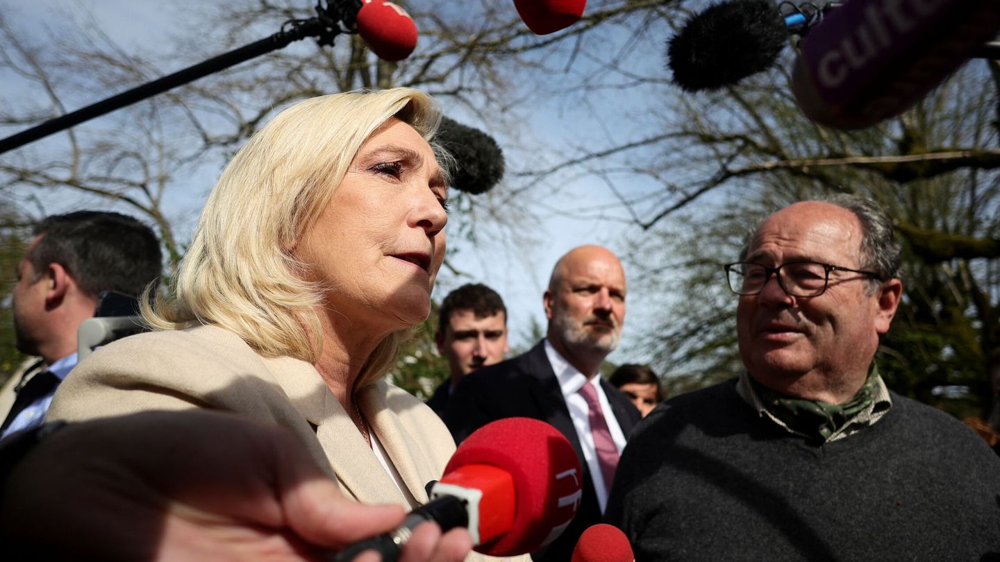 Le Pen habla con los medios tras certificarse su salto a la segunda vuelta de las presidenciales. (Reuters)