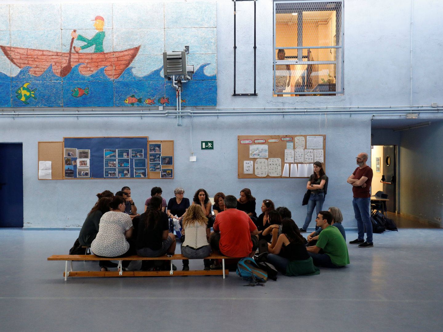 Un grupo de padres se reúne en en el colegio Reina Violant en Barcelona. (Reuters)