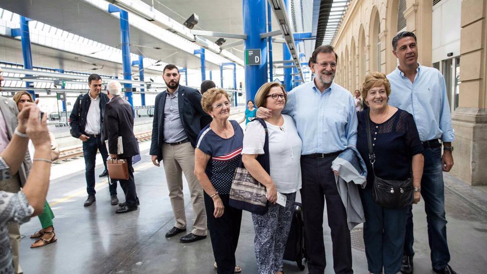 Foto: Mariano Rajoy y Xavier García Albiol -con Pedro Sánchez unos pasos por detrás-, en la estación del AVE de Lérida. (EFE)
