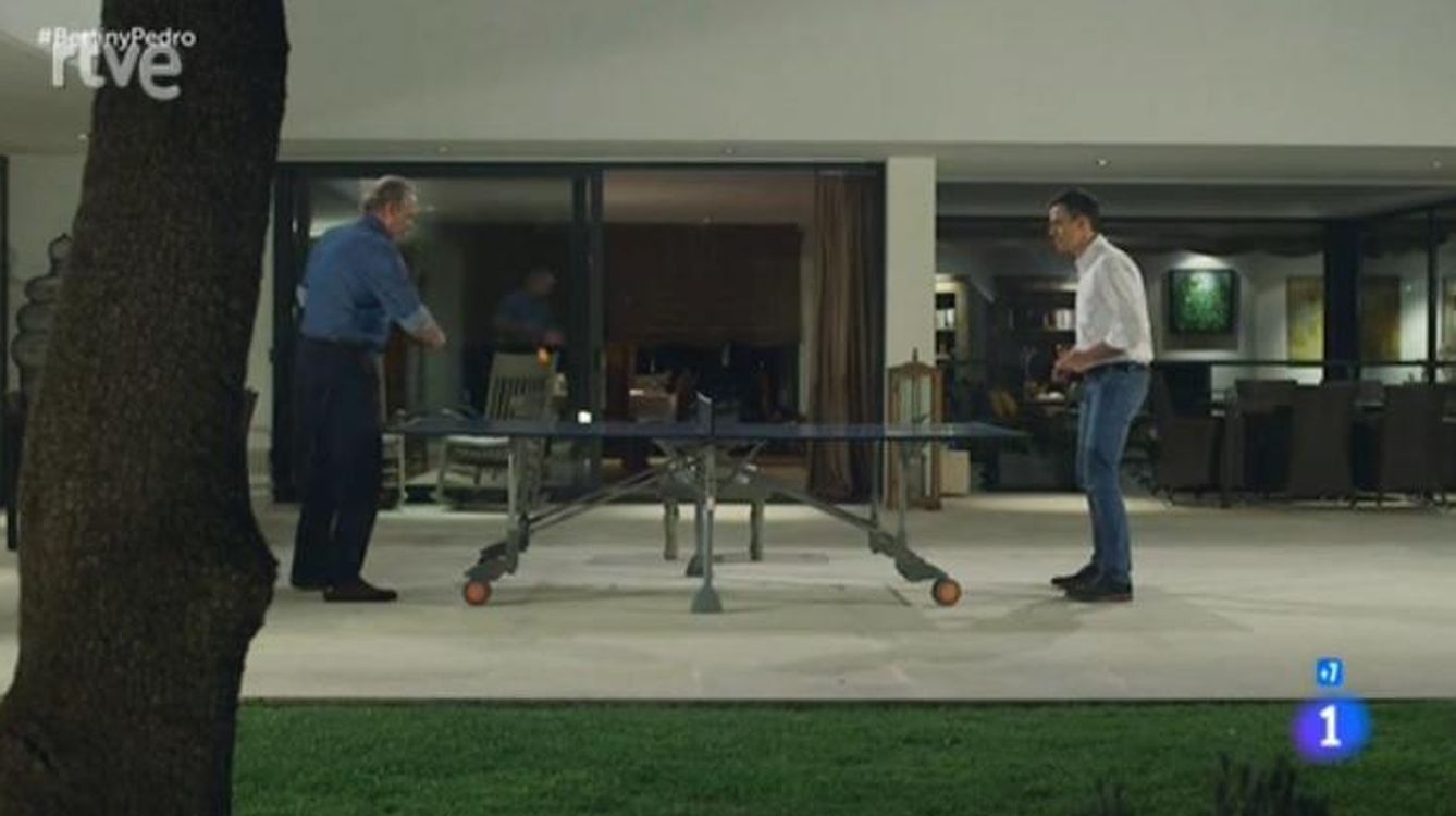 Bertín y Pedro jugando al ping-pong