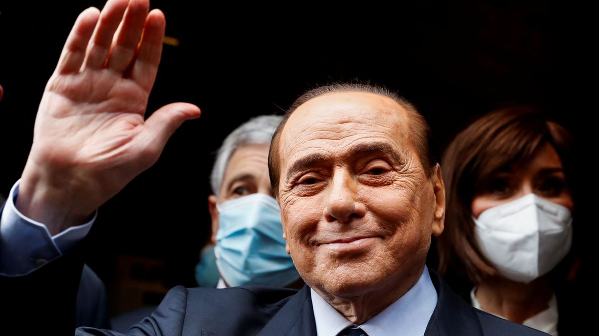 Berlusconi abandona el hospital tras someterse a una revisión