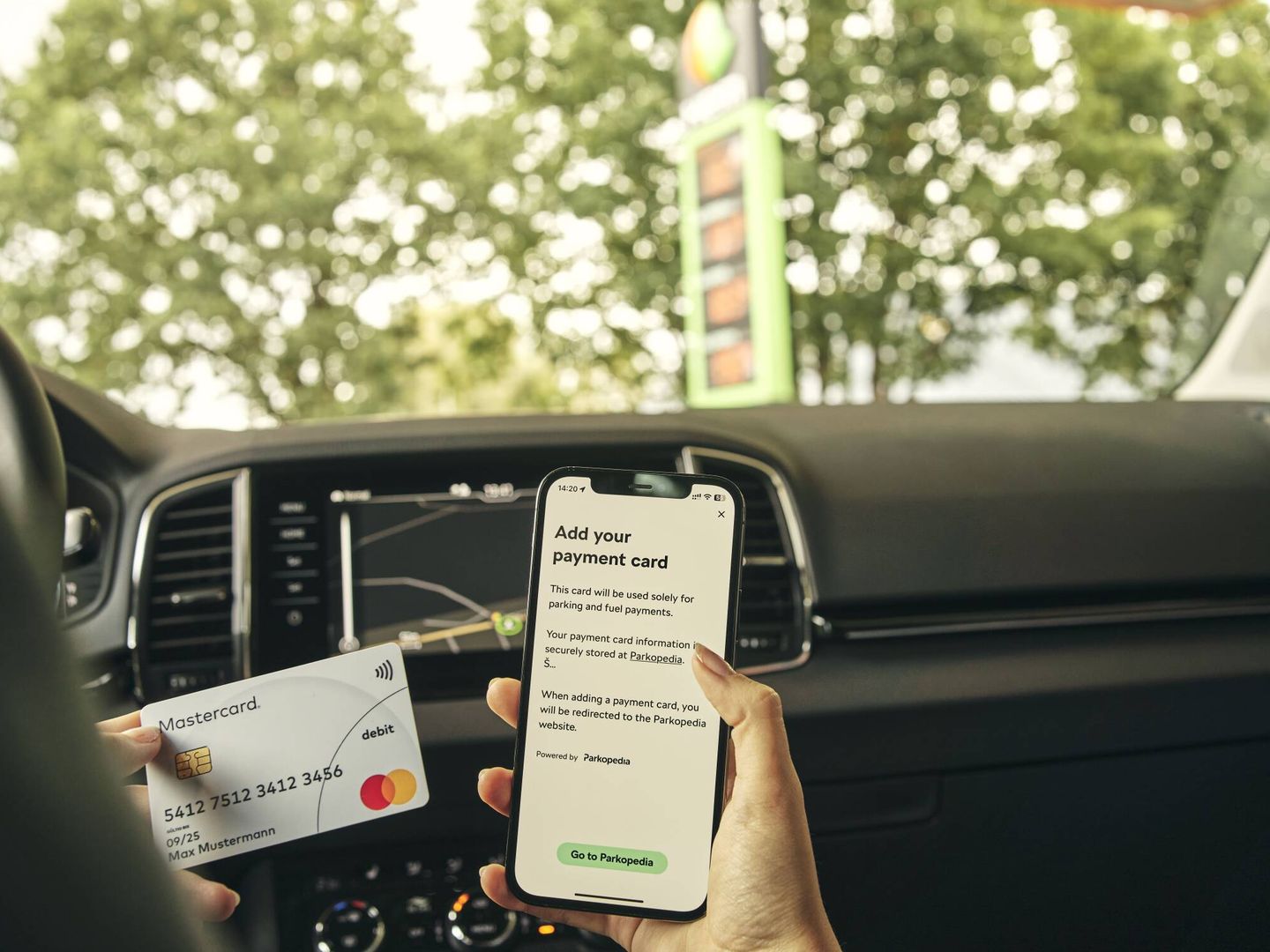 Procesado el pago, el justificante aparece en la 'app' MySkoda como en la pantalla del coche.