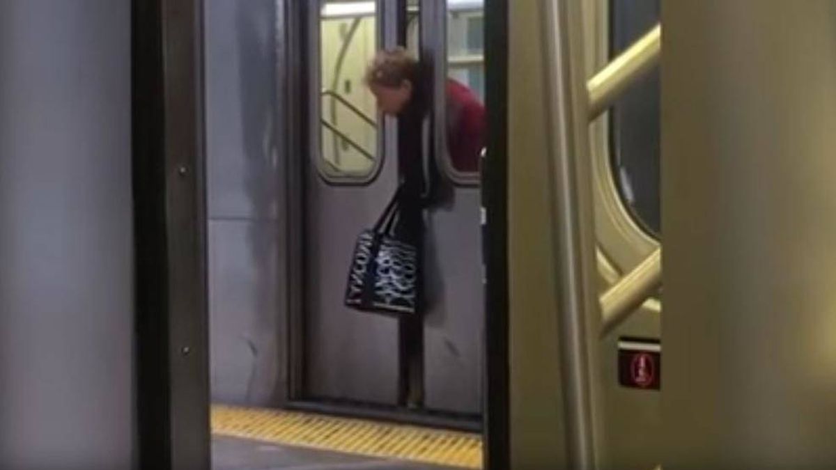 Se le queda atrapada la cabeza entre las puertas del metro de NY y nadie le ayuda