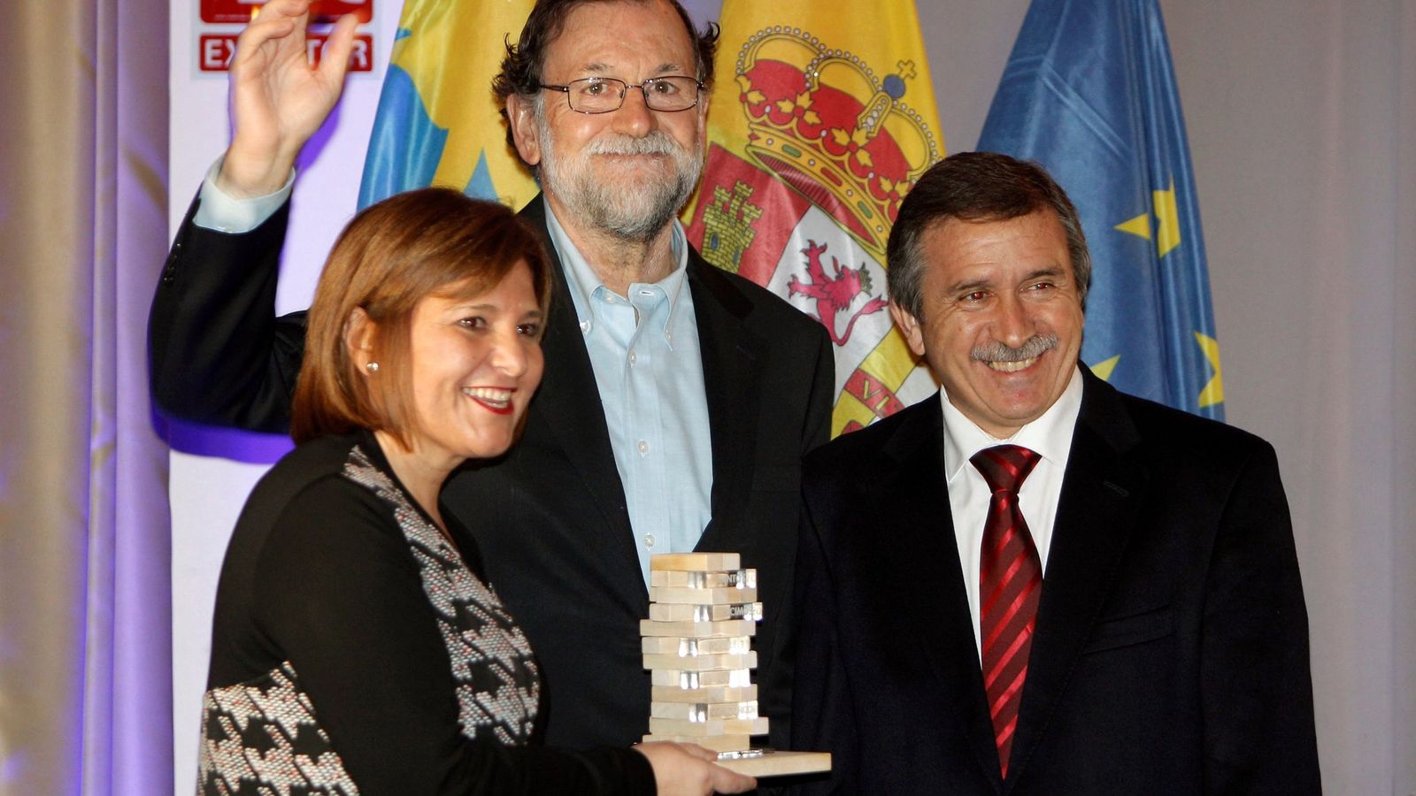 Foto: El expresidente del Gobierno, Mariano Rajoy, accompañado por Isabel Bonig y Manuel Aracil, recibe el II Premio Constitución 1978. (EFE)