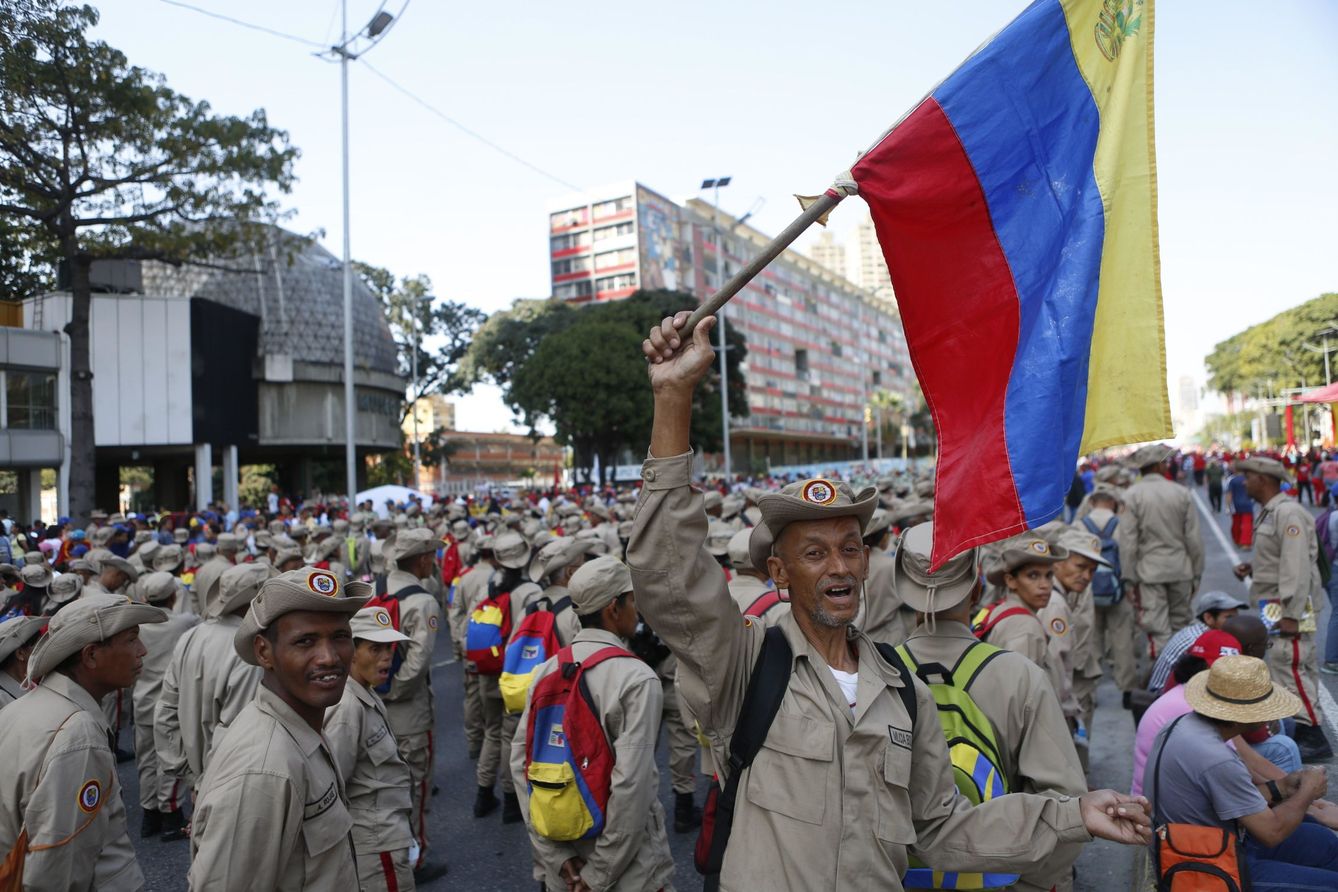 Simpatizantes del presidente Nicolás Maduro participan en la marcha de apoyo. (EFE)