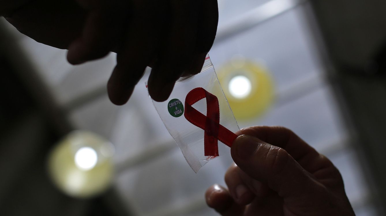 Foto: Una enfermera sostiene un lazo rojo contra el sida (Reuters)