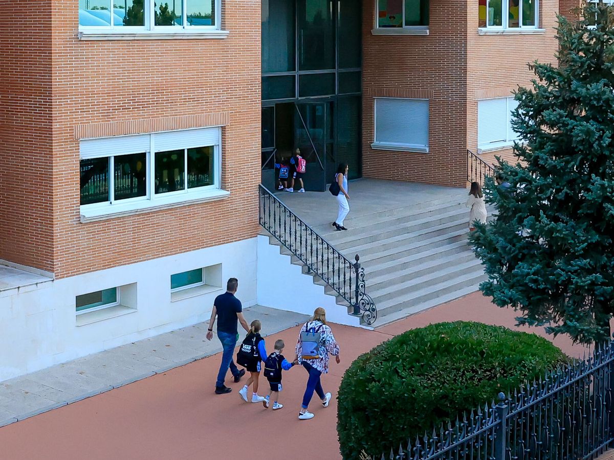 Foto: Padres acompañan a sus hijos al colegio en Madrid. (EFE/Zipi)
