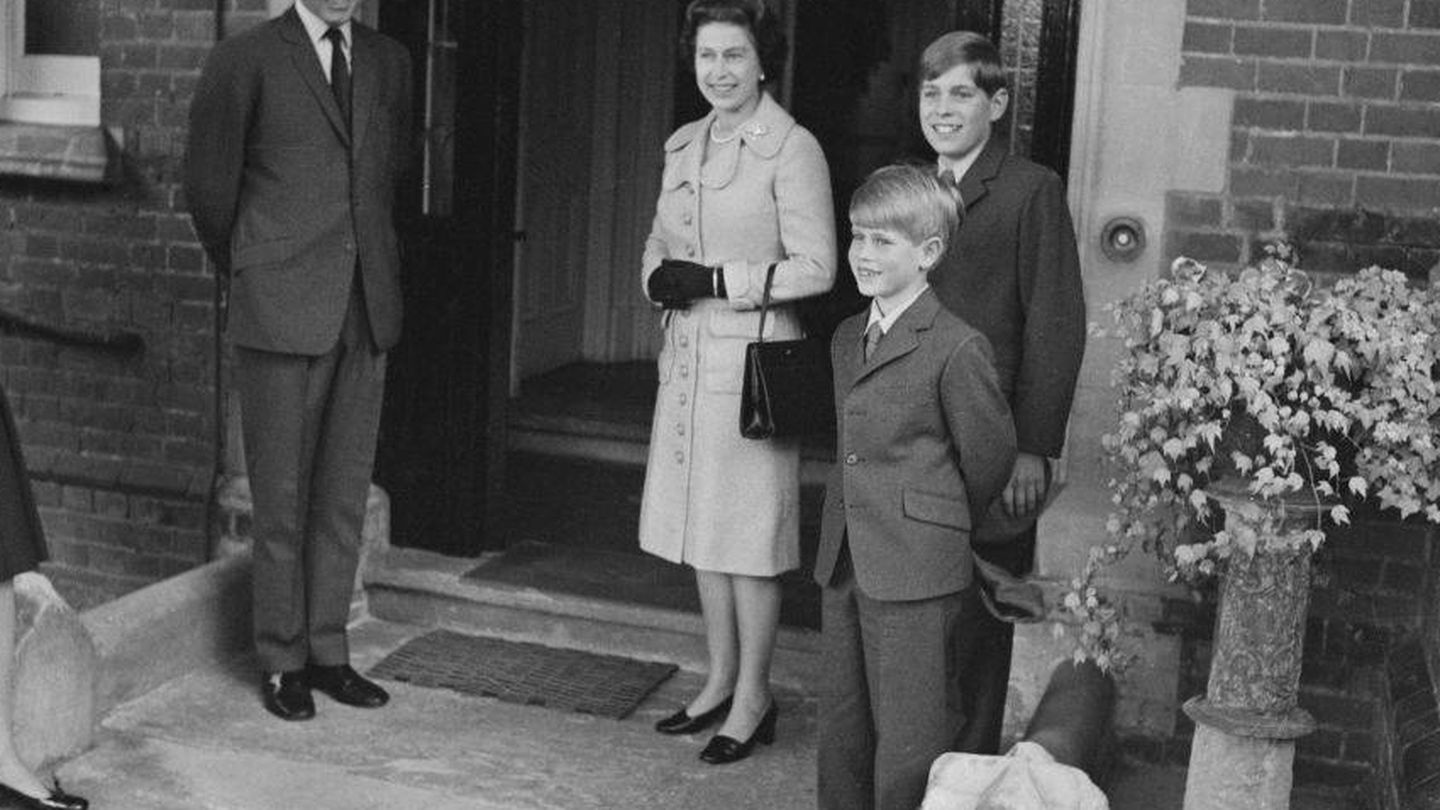 Isabel II con el príncipe Andrés y el príncipe Eduardo en 1972. (Getty)