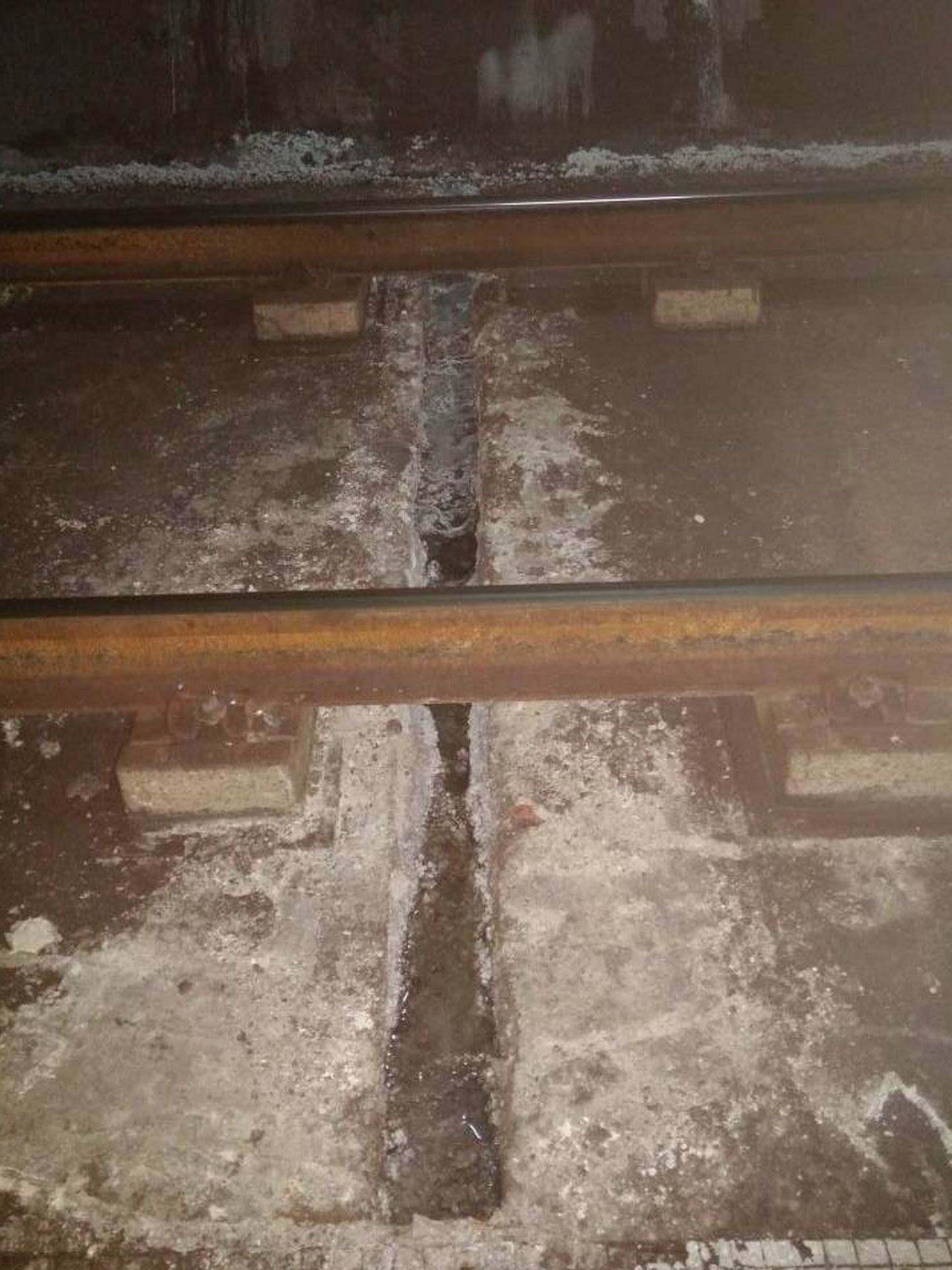 Canaleta afectada por sales que han deteriorado el hormigón de plataforma. Tramo entre La Rambla y Coslada Central.