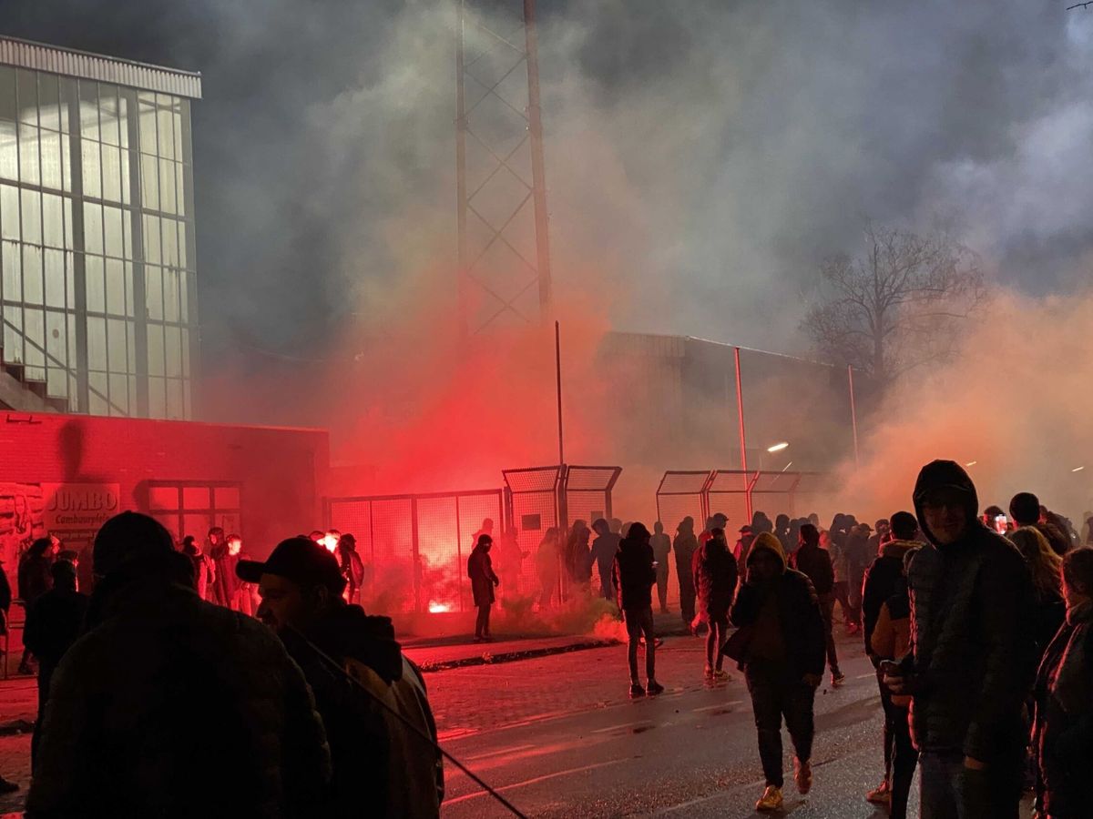 Foto: Protestas a las afueras del estadio en Leeuwarden debido a las restricciones por coronavirus. (EFE)