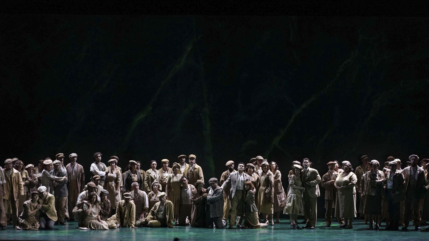 El coro del Teatro Real interpreta el ‘Va pensiero’ en el estreno el pasado julio de 'Nabucco', de Giuseppe Verdi. (EFE) 