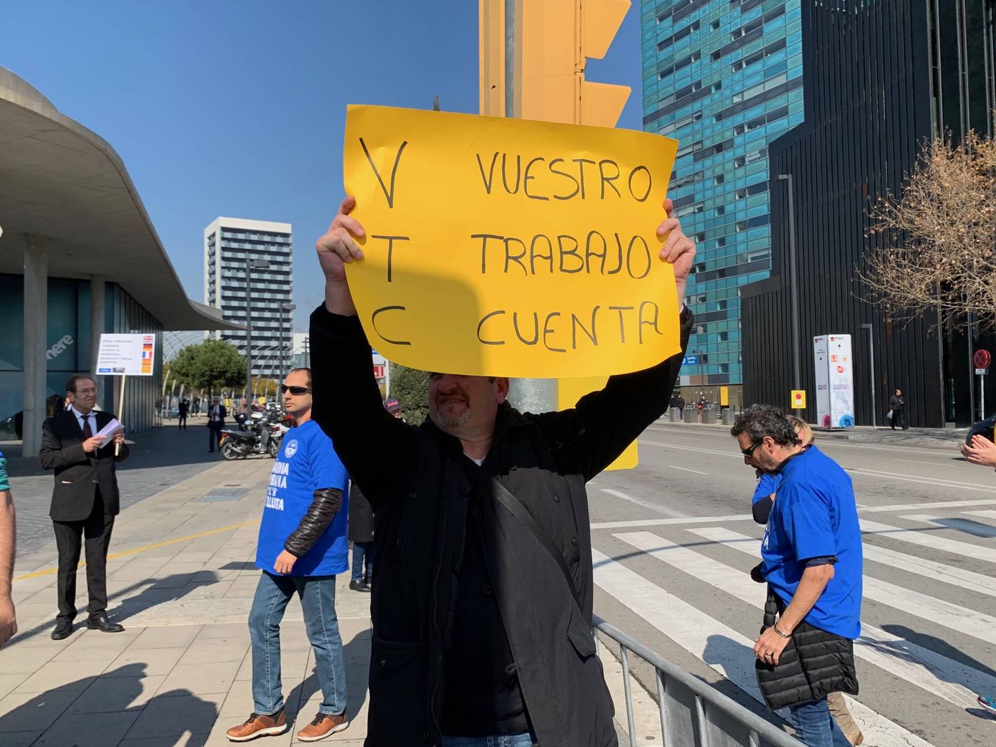 Ginés, condutor VTC despedido, protesta frente al MWC. (Foto: M.Á.M.)