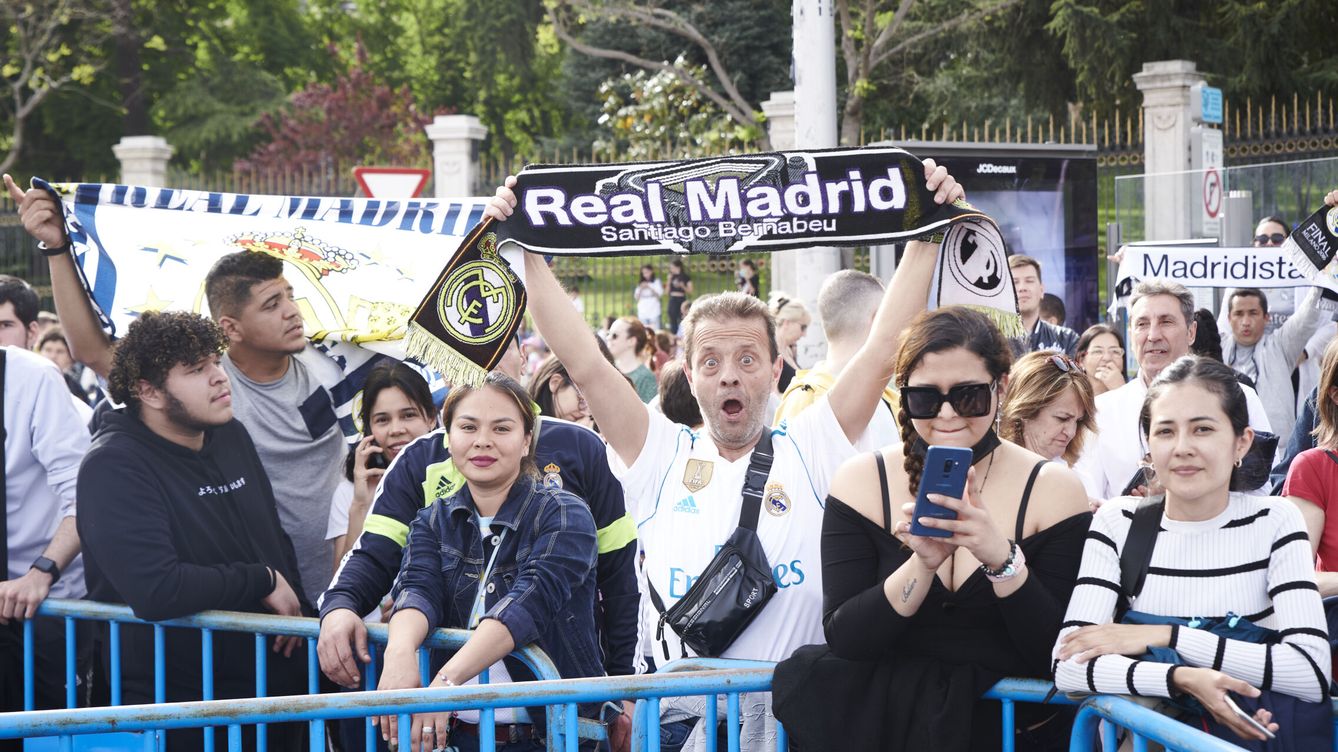 Foto: Aficionados del Real Madrid. (EFE/Luca Piergiovanni)