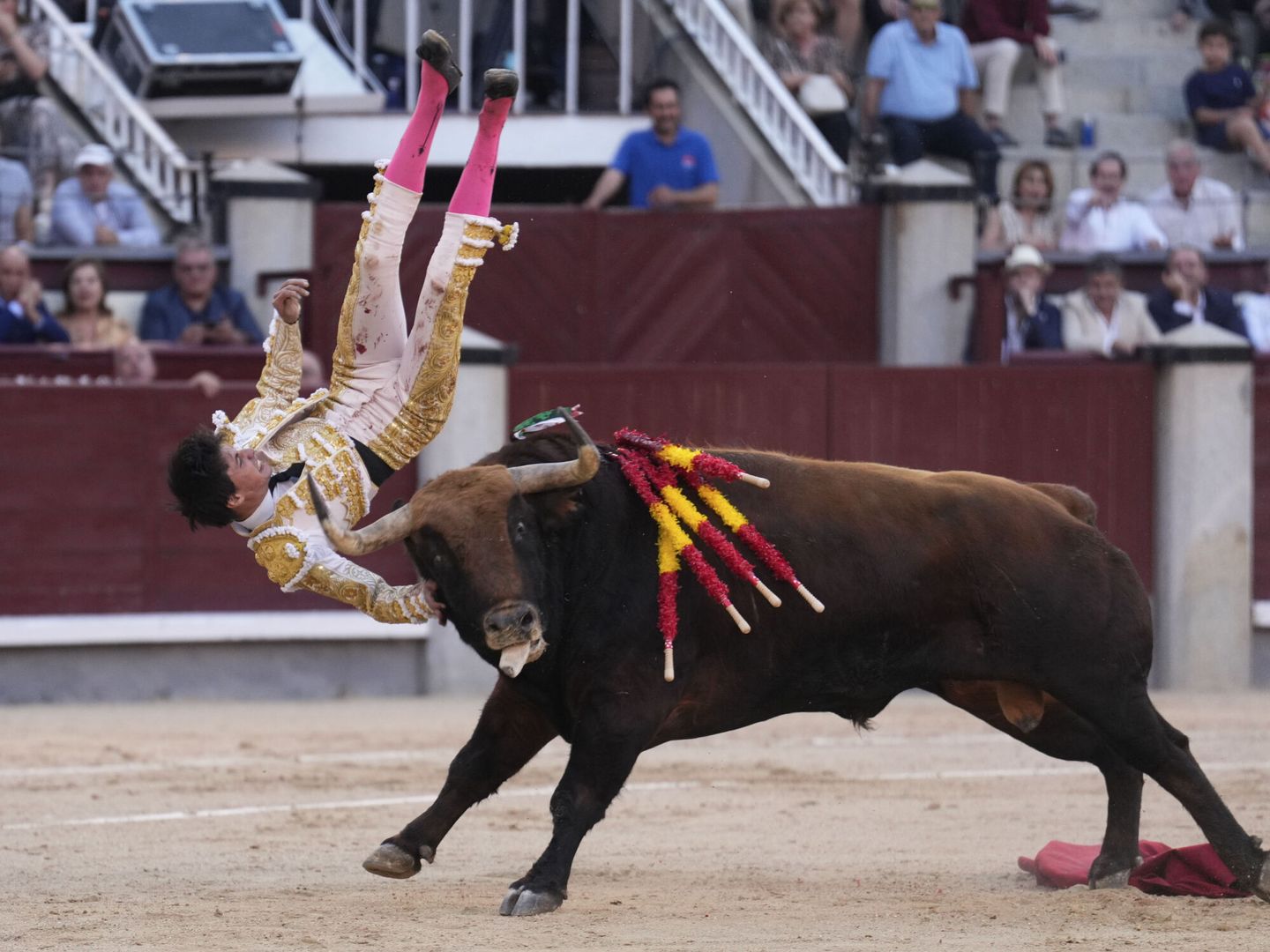 El diestro Francisco José Espada sufre una cogida con su segundo toro en la corrida de la Feria de San Isidro. (EFE/Borja Sánchez-Trillo)
