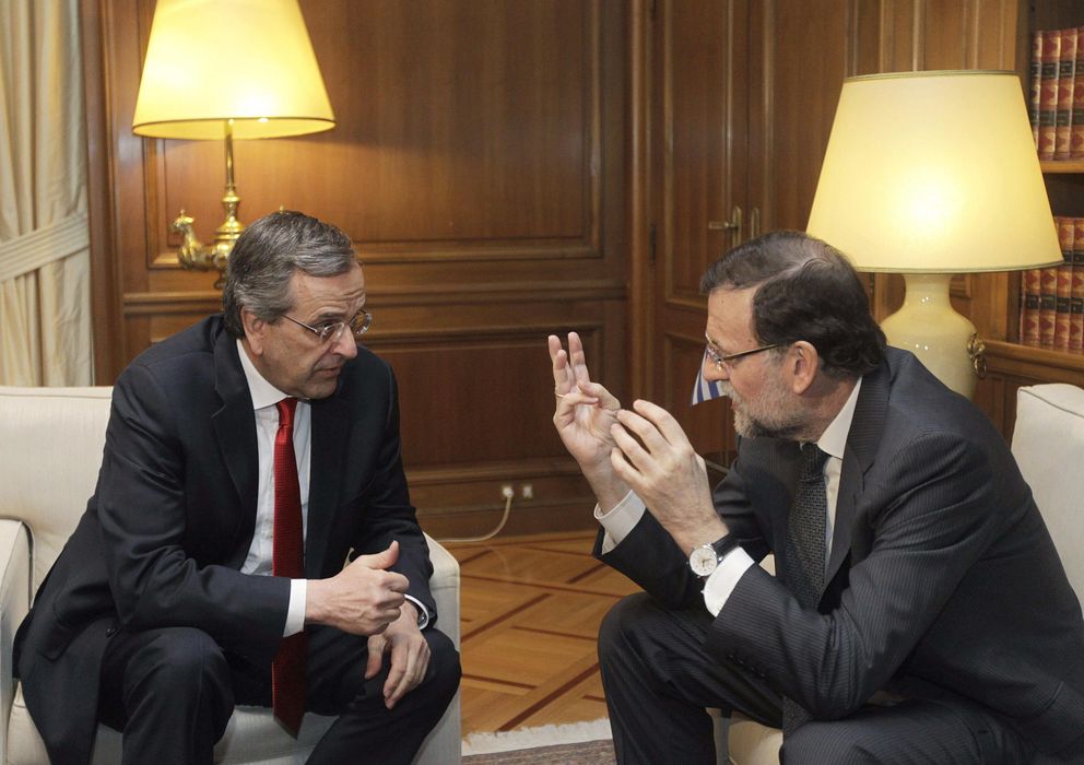 Foto: El presidente del Gobierno español, Mariano Rajoy (d), conversa con el primer ministro griego, Andonis Samarás, durante la reunión que celebraron en el Palacio Presidencial de Atenas (Grecia) (Efe)