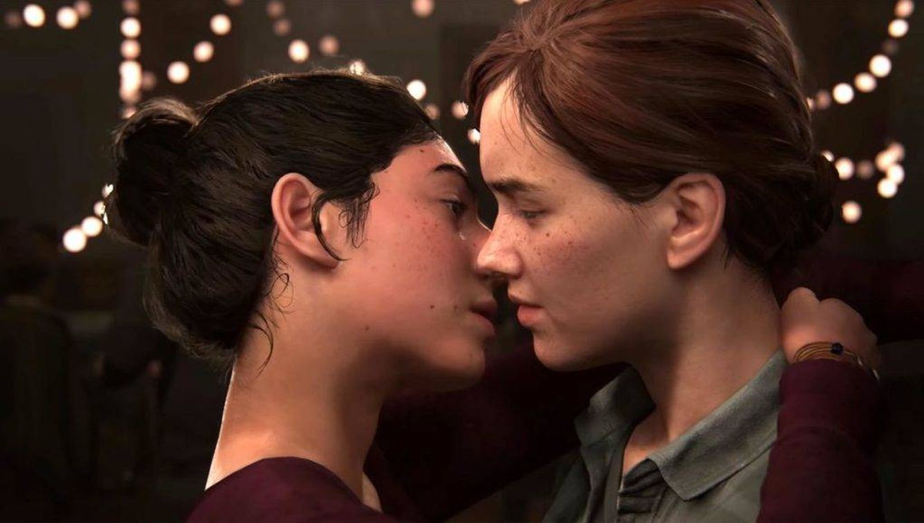 Beso de Ellie y su pareja en una escena de 'The Last of Us Parte 2'.