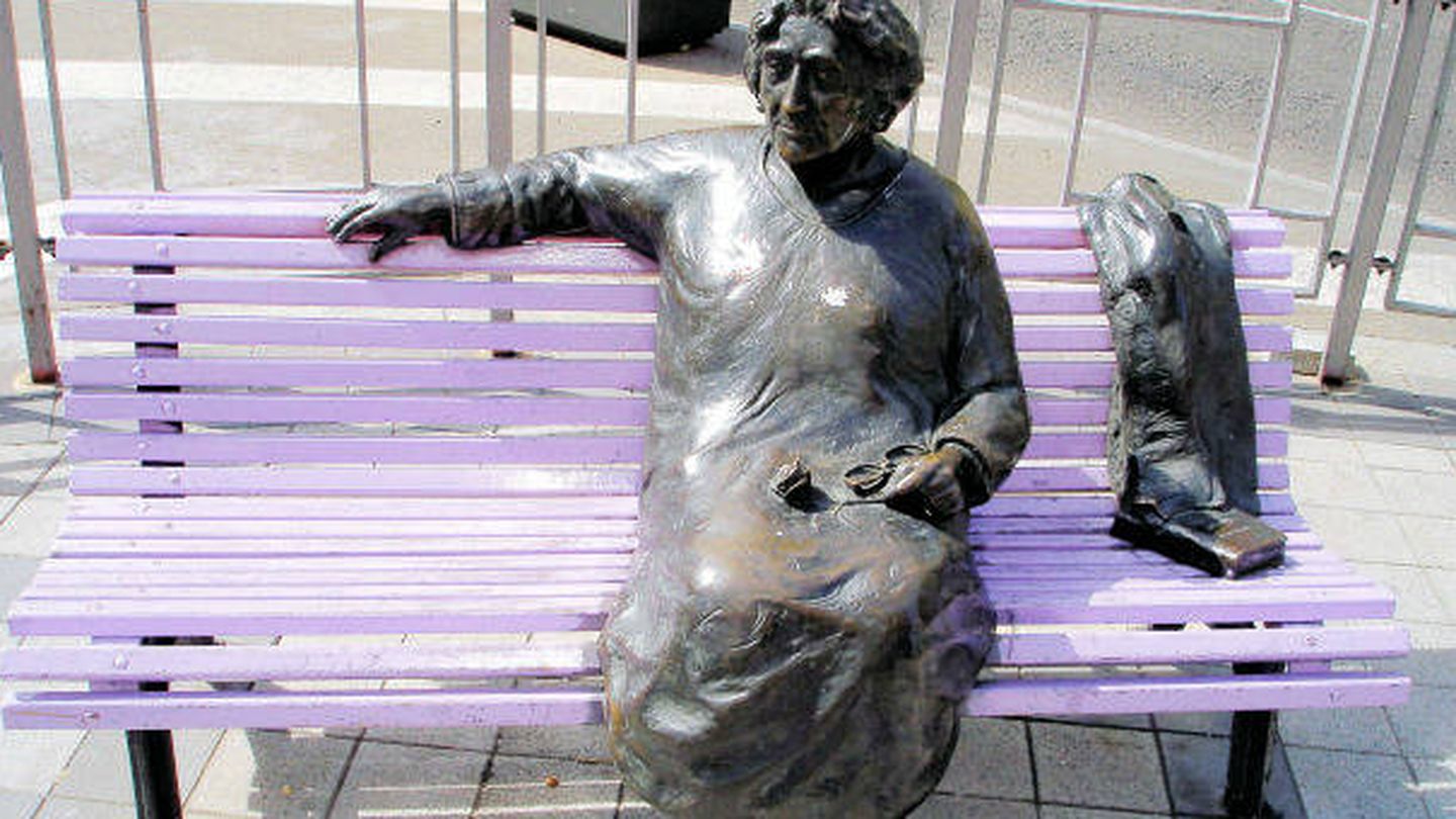 Estatua de Rosa Chacel en Valladolid.