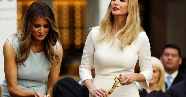 Foto: Melania e Ivanka Trump durante la ceremonia de inauguración del Trump International Hotel en Washington. (Reuters)