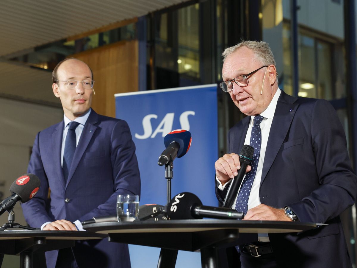Foto: El presidente y CEO de SAS, Anko van der Werff, junto al presidente del Consejo de Administración de la aerolínea, Carsten Dilling. (EFE/Christine Olsson)