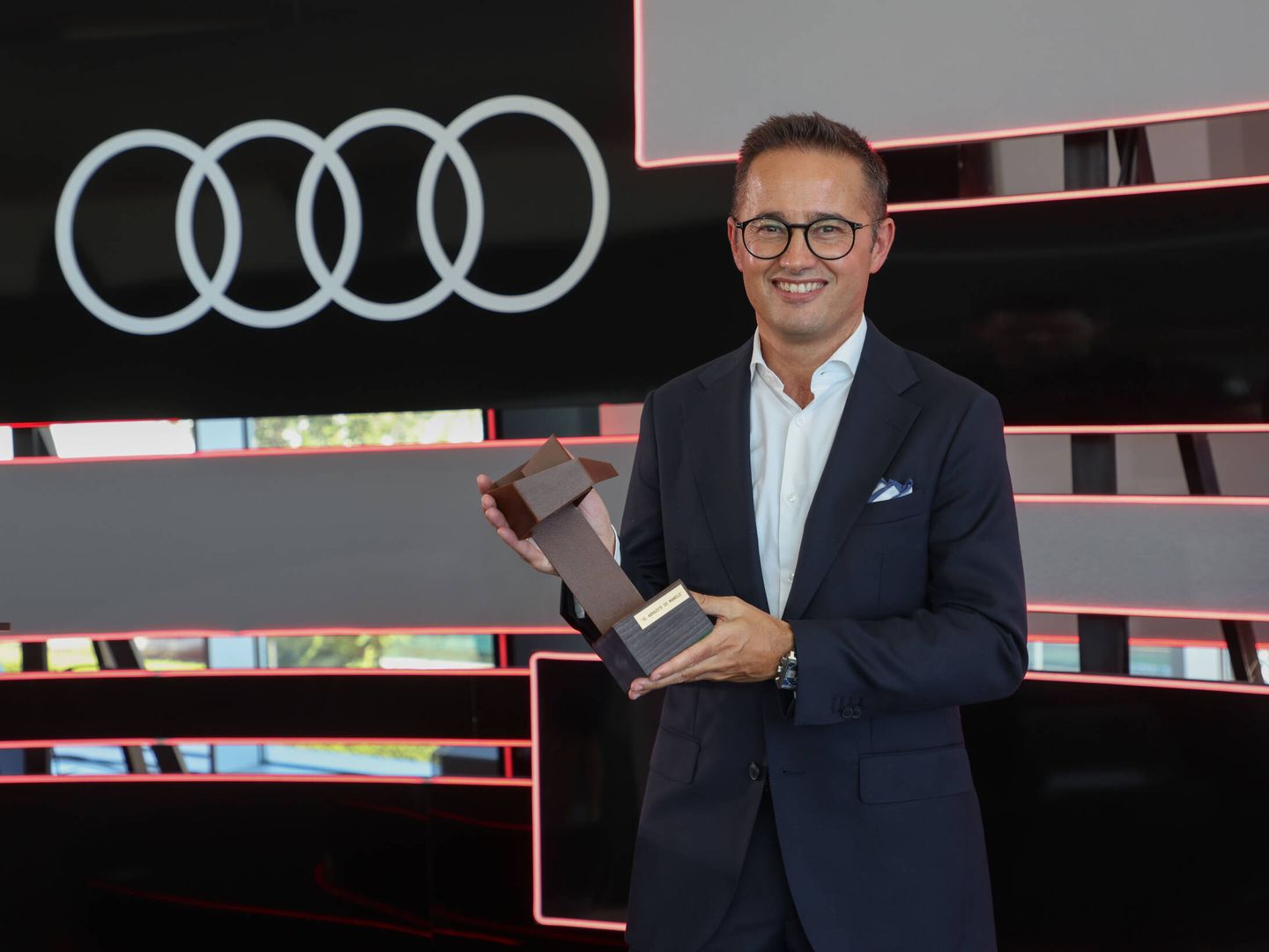 Fermín Soneira, vicepresidente senior de Audi AG, tras recoger el premio 'El Abrazote de Manolo'.