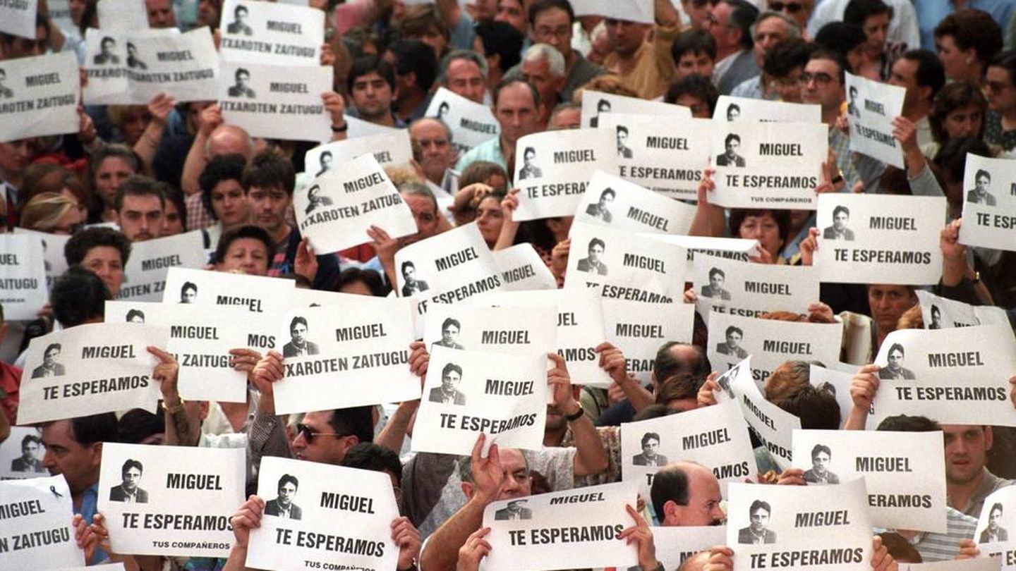 Una de las muchas movilizaciones callejeras pidiendo la liberación de Miguel Ángel Blanco. (EFE)
