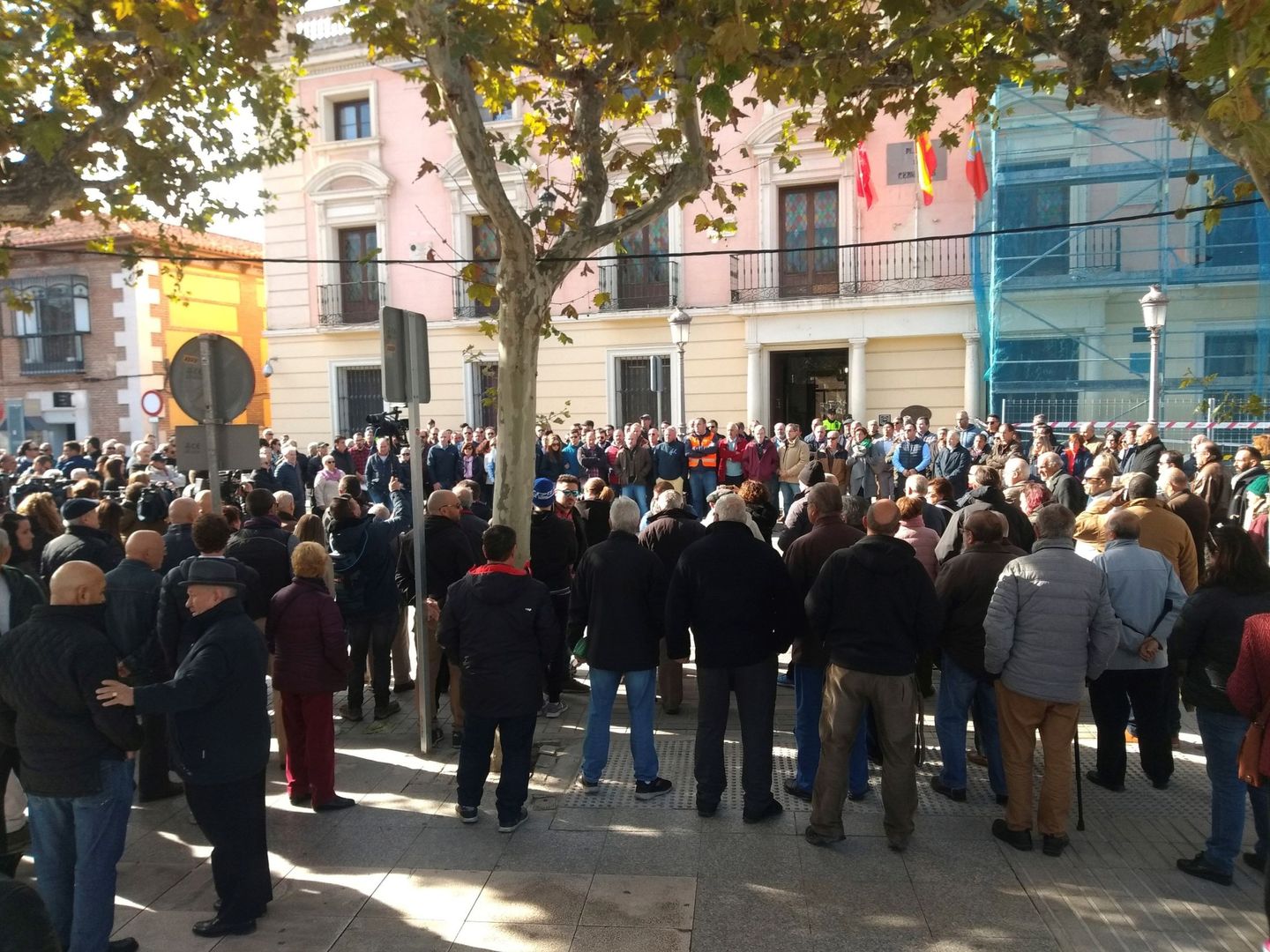 Más de 4000 taxistas y vecinos de Alcalá de Henares se concentraron en la Plaza Cervantes para condenar el presunto homicidio. (Efe)