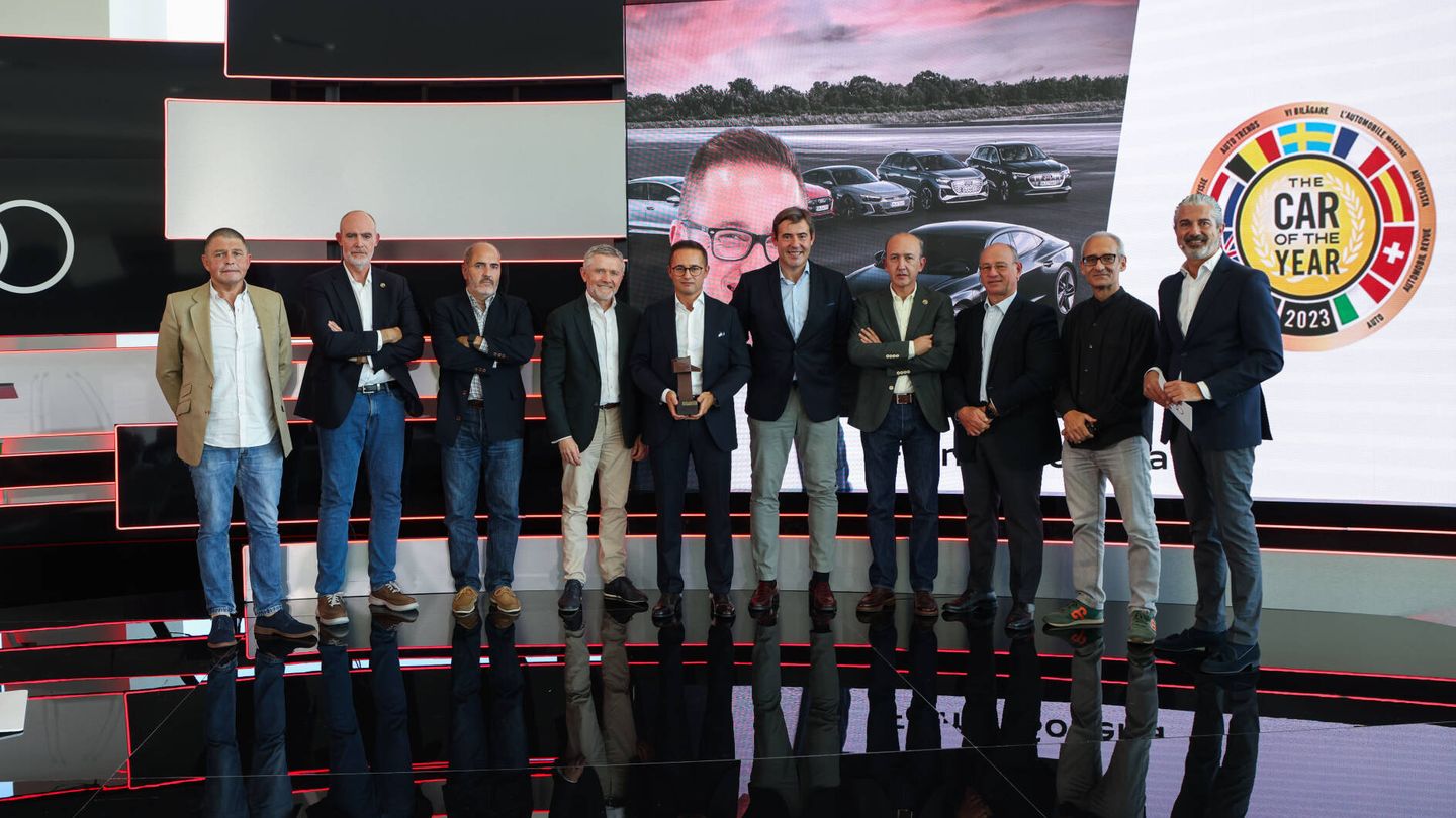 Fermín Soneira, vicepresidente de Audi AG, con los jurados españoles del COTY y directivos de Volkswagen Group España Distribución.