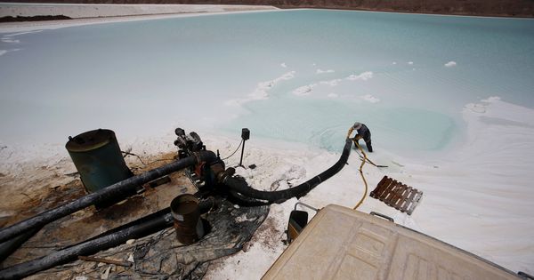 Foto: Un trabajador limpia una tubería en la planta de litio de Rockwood, en el desierto chileno de Atacama, en enero de 2013. (Reuters)