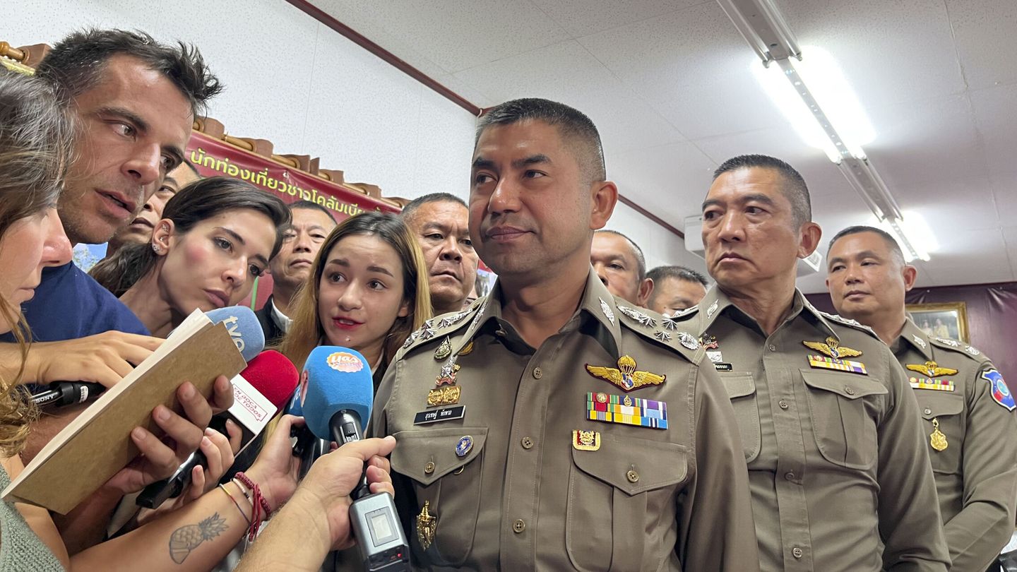 El subdirector de la policía de Tailandia, Surachate Hakparn, en rueda de prensa. (EFE/Somkeat Ruksaman)