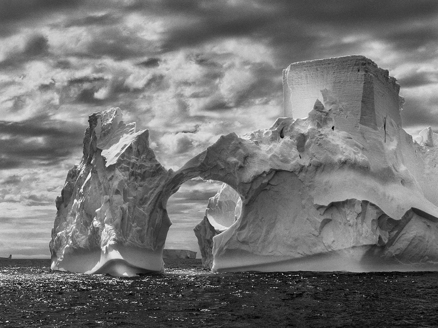 Iceberg entre la Isla Paulet y las Islas Shetland del Sur, en el Mar de Weddell. 2005. © Sebastião Salgado/Amazonas Images/Contacto