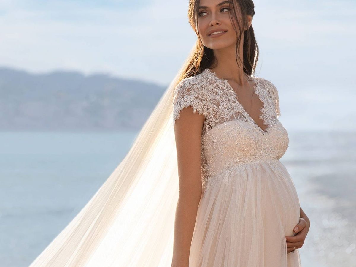 Pronovias lanza una nueva colección de vestidos de boda para novias  embarazadas