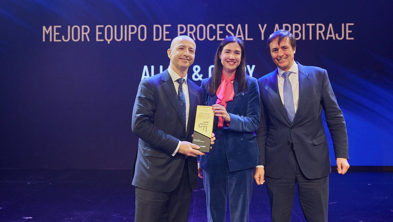 El mejor equipo de Procesal y Arbitraje lo entrega Leonor Díaz-Córdova, 'managing director' de FTI Consulting, y lo recibe Antonio Vázquez-Guillén, socio codirector de Allen & Overy.